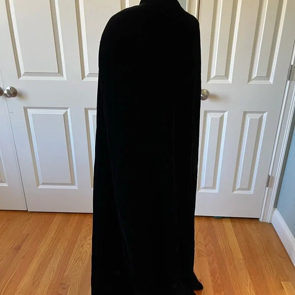 Elegant Black Velvet Opera Cape - Picture 2 of 4